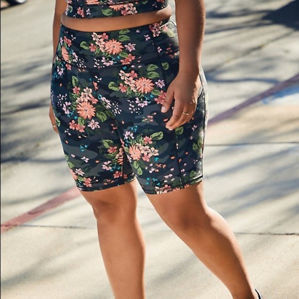 ACTIVE BIKE SHORT - CAMO FLORAL BLACK